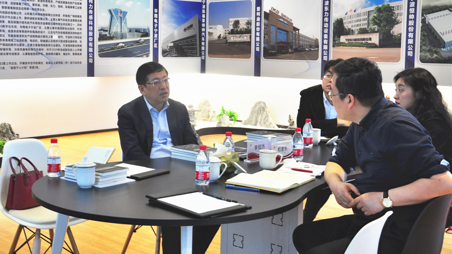 宁波市江北区委副书记、区政法委书记李冠杰一行赴柯力传感调研