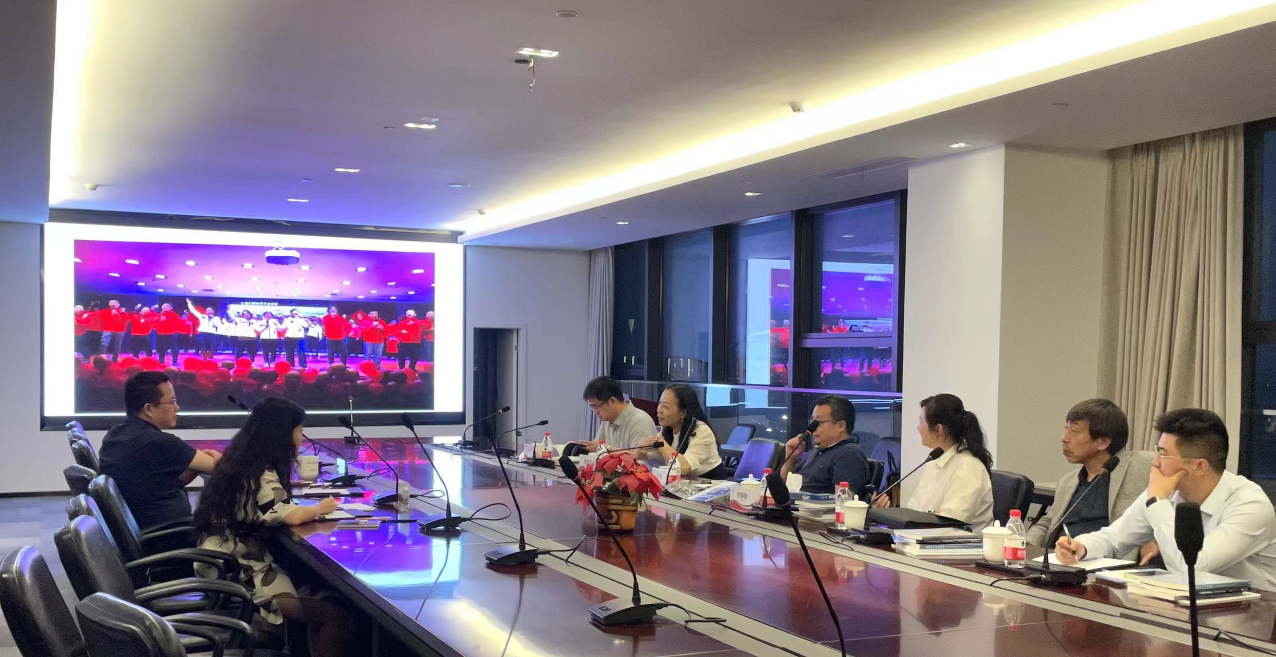 武汉大学经管学院姜星莉书记一行与武大校友企业家莅临柯力参观交流