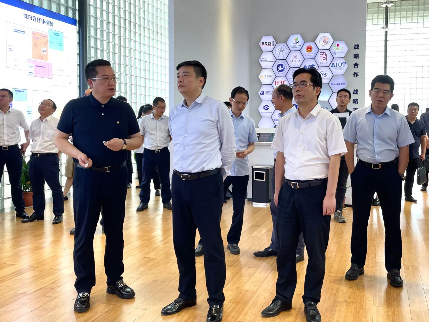 宁波市委副书记、市长汤飞帆一行莅临柯力传感考察调研